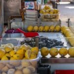 Uliczne stoisko w Izmirze z cytrynami i faszerowanymi małżami