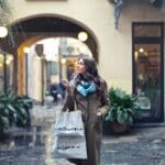 Elegancka kobieta z torbami zakupowymi na ulicy z butikami