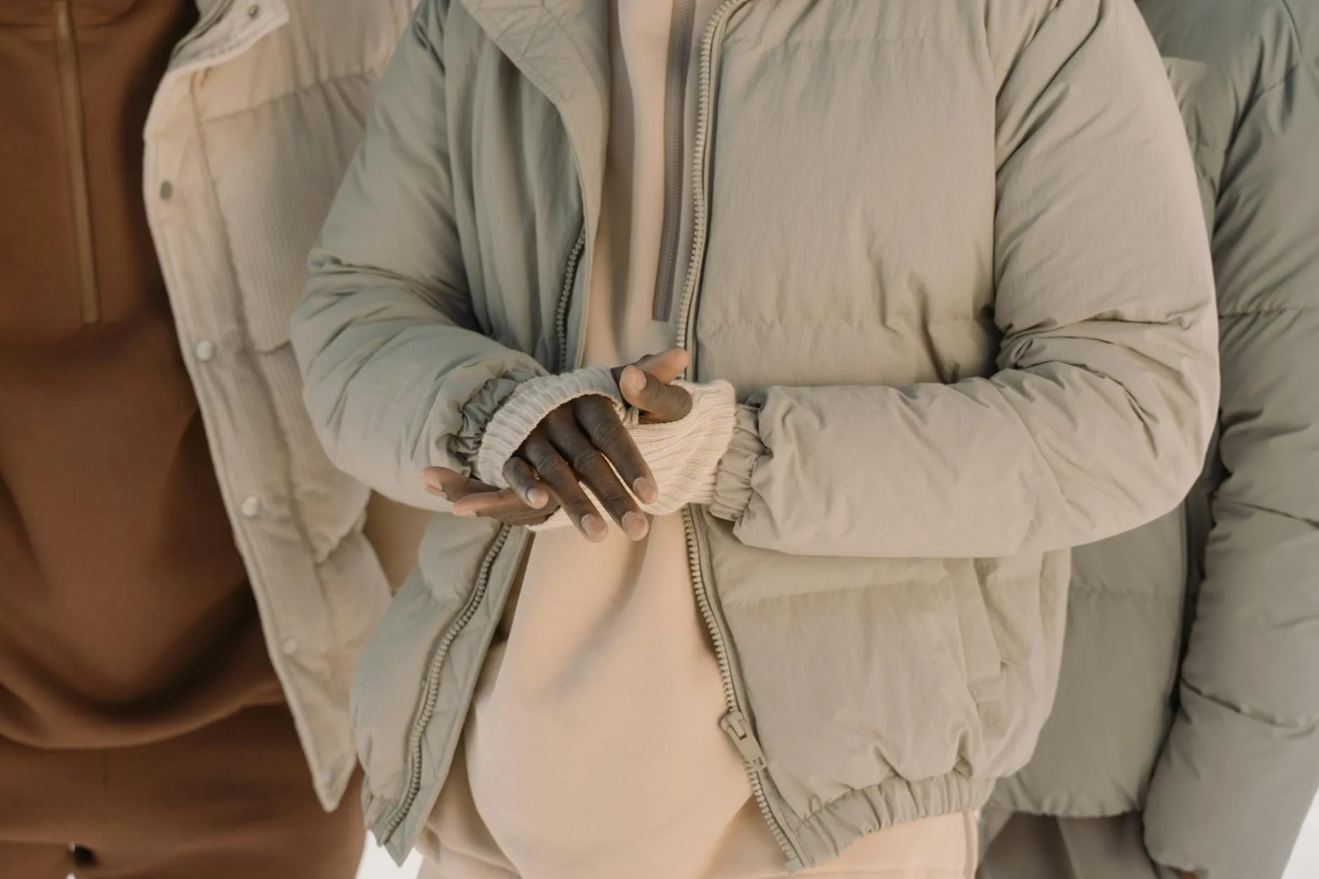 Jak komponować zimowe stylizacje warstwowe, żeby wyglądać lekko i modnie, a jednocześnie nie marznąć Zbliżenie różnych osób w pikowanych kurtkach i zimowych warstwach ubrania