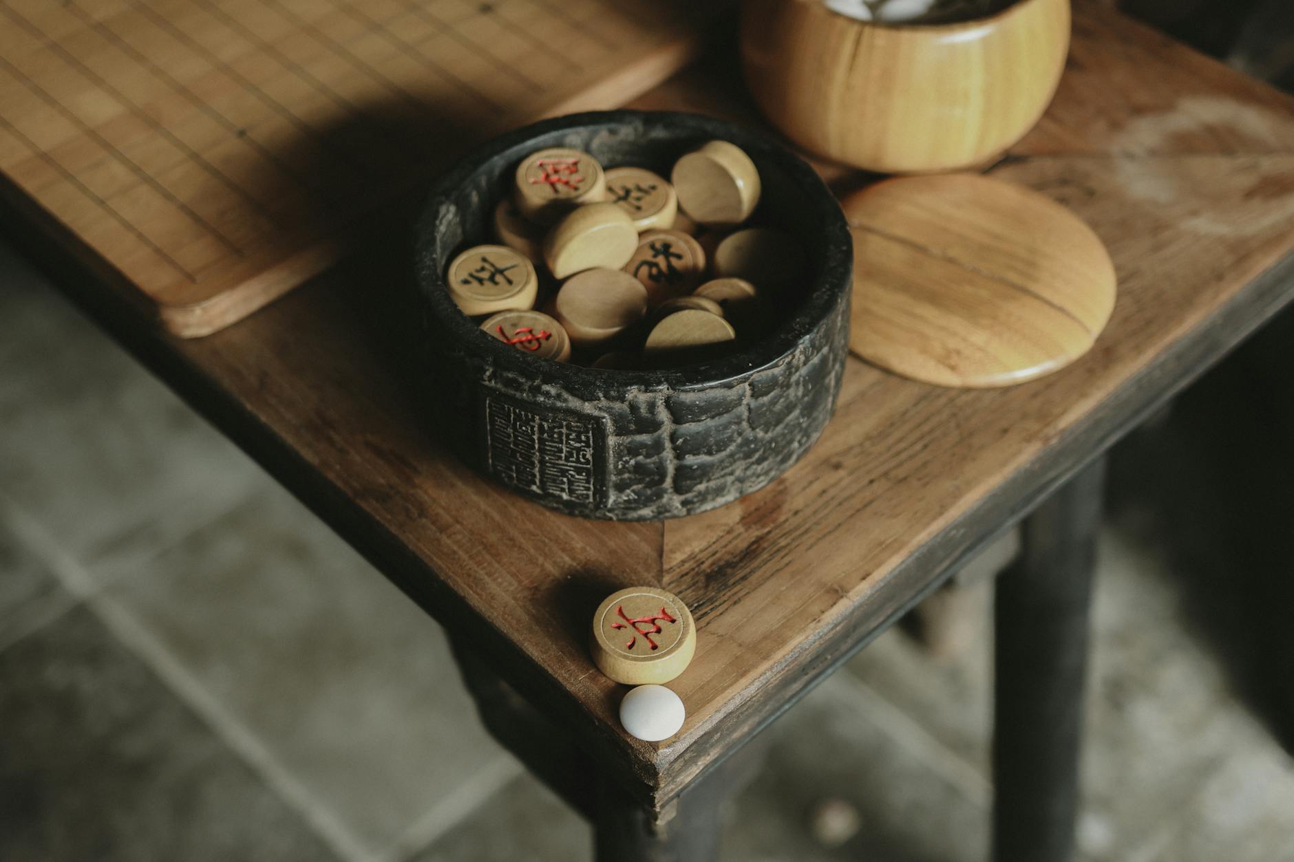 Drewniane pionki chińskiej gry planszowej na stole w Huaian