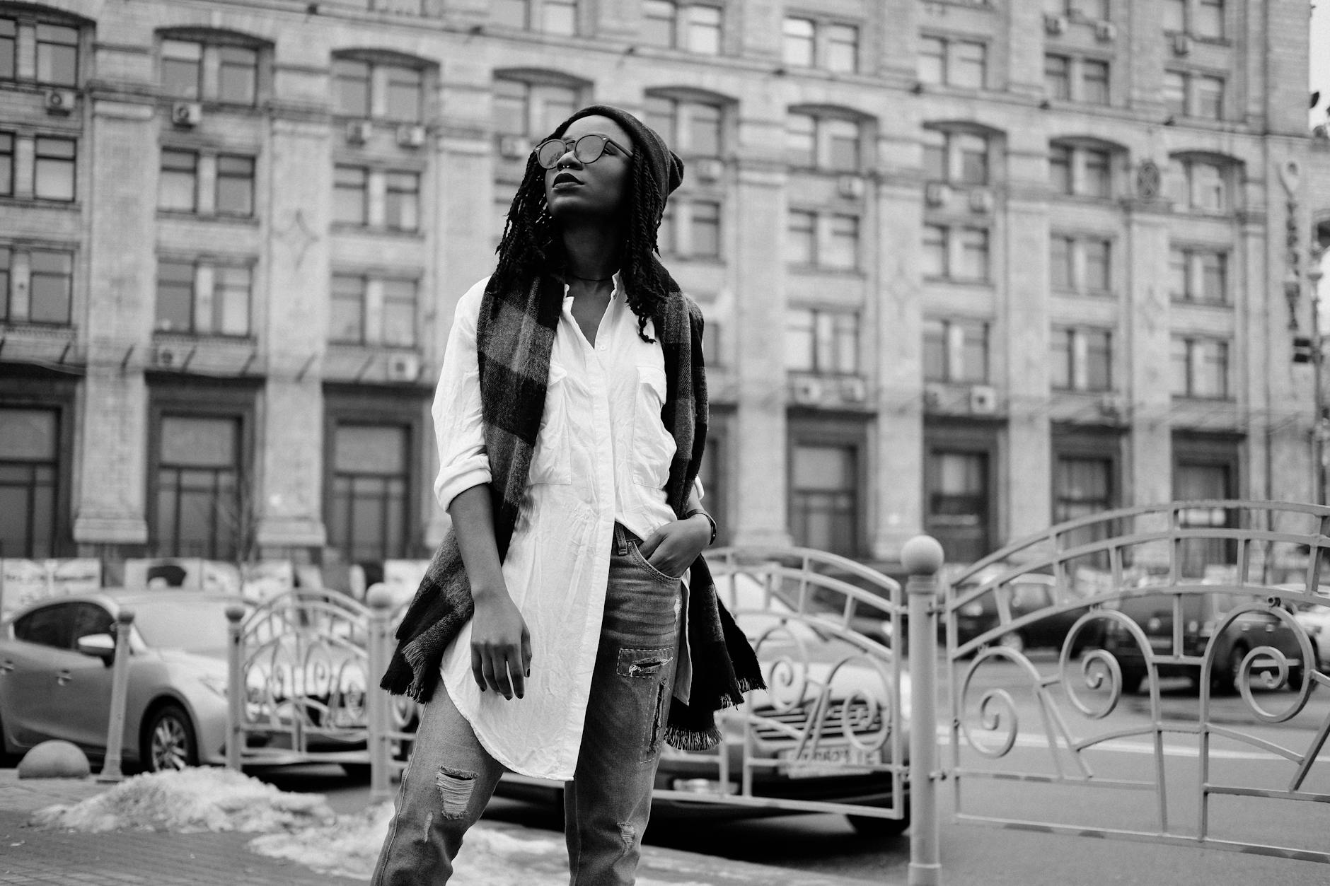 Kobieta w czapce i szaliku pozuje w shackecie na miejskiej ulicy