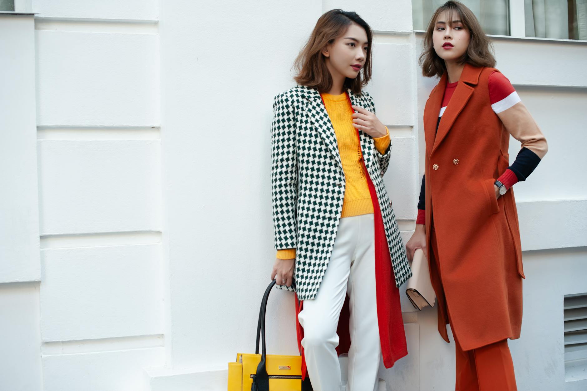 Eleganckie płaszcze damskie na jesień, które odmienią każdą stylizację Kobiety w eleganckich płaszczach jesiennych na tle nowoczesnego miasta