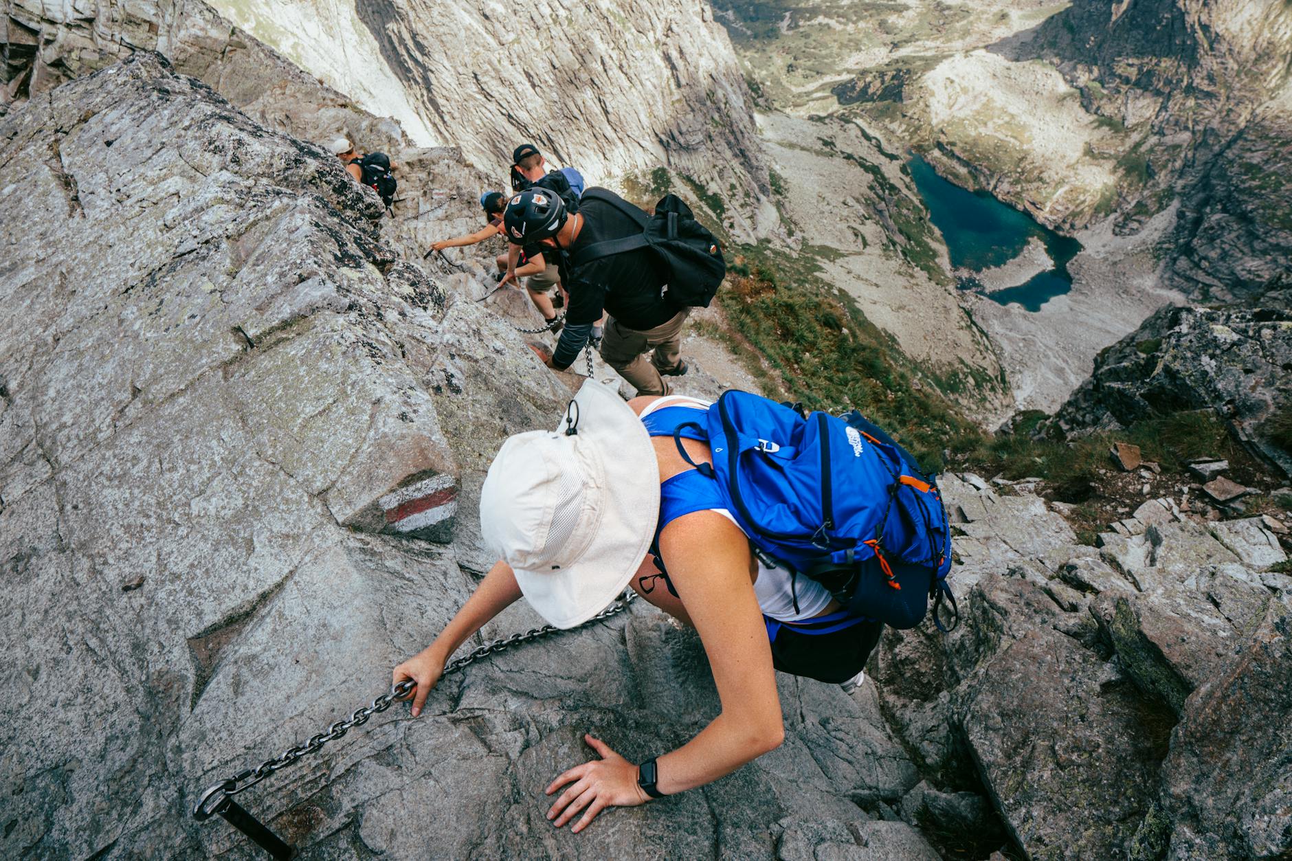 Szlak w Tatrach Wysokich nad górskim jeziorem wśród skalistych szczytów