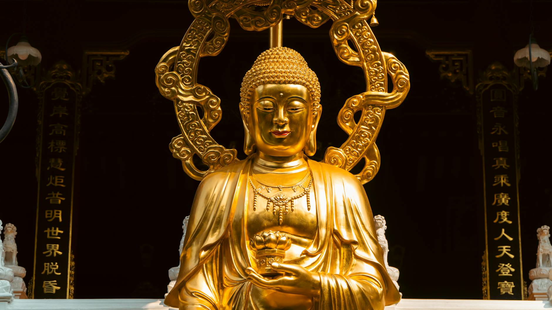 Złoty posąg Buddy w bogato zdobionej świątyni azjatyckiej Złoty posąg Buddy w bogato zdobionej świątyni azjatyckiej