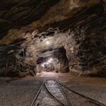 Oświetlony tunel w podziemnej kopalni w Brazylii