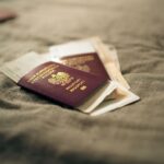 Polski paszport i dokumenty pobytowe leżące na materiale