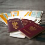 Polskie paszporty i bilety lotnicze w zbliżeniu