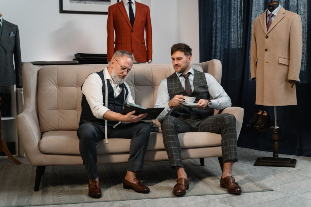 Jaka kurtka do garnituru zamiast płaszcza? Zasady łączenia elegancji z wygodą