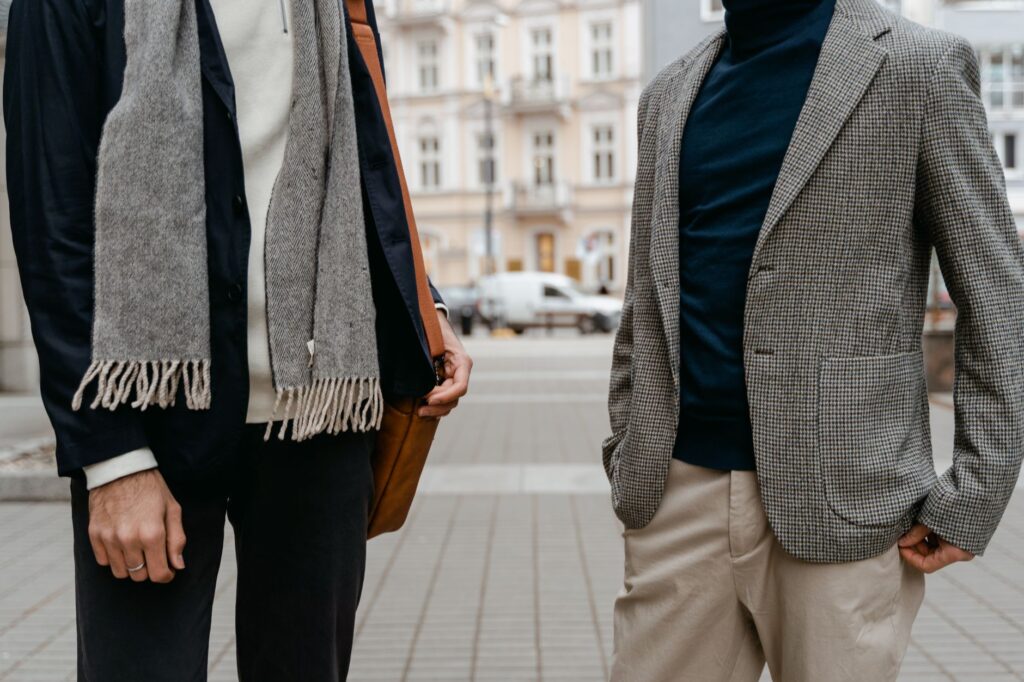 Jaka kurtka do garnituru zamiast płaszcza? Zasady łączenia elegancji z wygodą